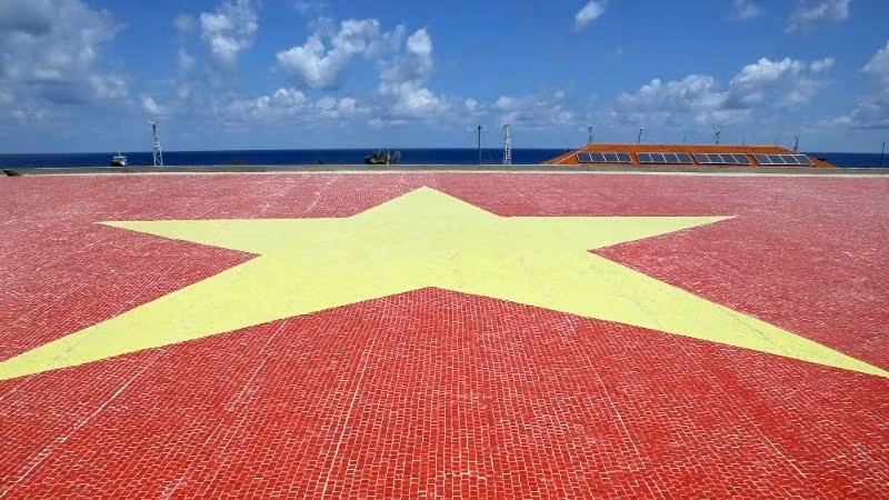 Le drapeau national en céramique sur l'archipel de Truong Sa. Photo : NDEL.