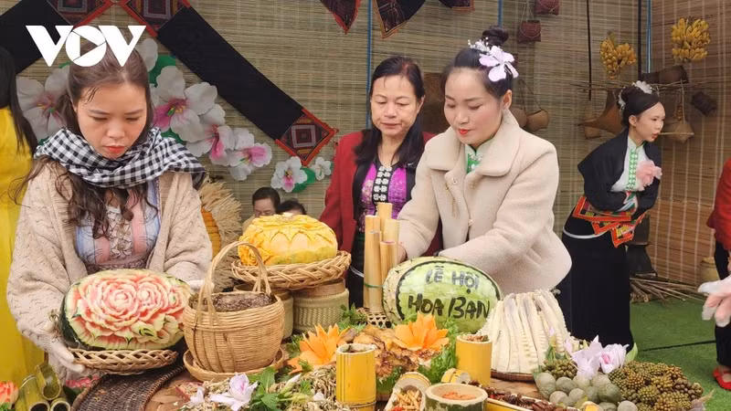 Le concours de présentation et d'explication des mets met en valeur la culture culinaire unique du groupe ethnique thaïlandais de Son La.