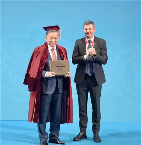 Le recteur de la RANEPA, Alexeï Gennadiévitch Komissarov, a décerné au chef du Parti vietnamien To Lam (gauche) le titre de "professeur honoraire" de l'académie. Photo : VNA.