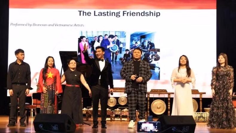 Des artistes vietnamiens et brunéiens ont interprété la chanson « Vietnam-Brunei : une amitié durable », louant les bonnes relations de coopération entre les deux pays. Photo : NDEL.