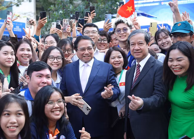 Le Premier ministre Pham Minh Chinh (au milieu) et des délégués participent au 7e Festival national des start-up étudiante (SV.STARTUP) en 2025. Photo : VNA.