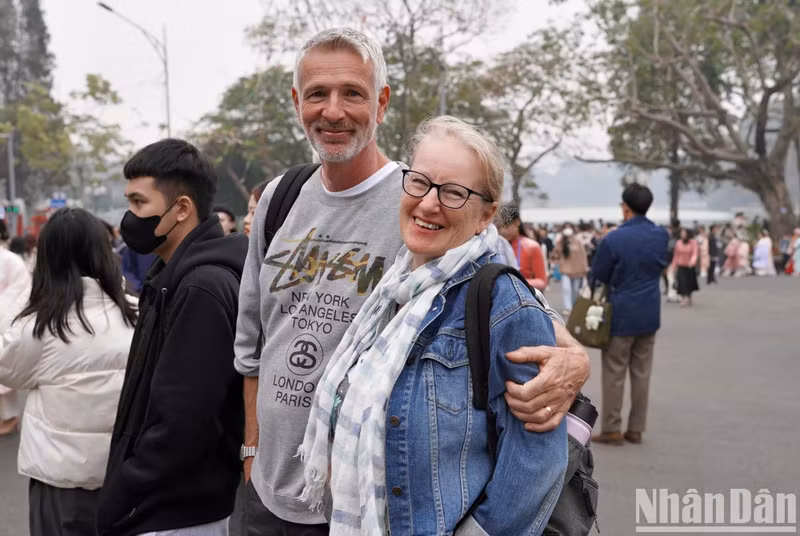 Arrivés à Hanoi pour un tour de 3 jours, Richard et Cheryl, des touristes britanniques, ont exprimé leur surprise et leur enthousiasme lorsqu’ils ont rejoint la foule de personnes portant des costumes vietnamiens dans les rues. « Dans les costumes multicolores, j’ai vu une joie pure, tant chez les artistes que chez le public », ont-ils déclaré. « Magnifiques et spectaculaires, les costumes étaient époustouflants et nous avons vu que les gens étaient tous joyeux ». Arrivés à Hanoi pour un tour de 3 jours, Richard et Cheryl, des touristes britanniques, ont exprimé leur surprise et leur enthousiasme lorsqu’ils ont rejoint la foule de personnes portant des costumes vietnamiens dans les rues. « Dans les costumes multicolores, j’ai vu une joie pure, tant chez les artistes que chez le public », ont-ils déclaré. « Magnifiques et spectaculaires, les costumes étaient époustouflants et nous avons vu que les gens étaient tous joyeux ».