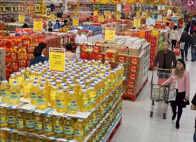 Les produits domestiques dominent les rayons des supermarchés et des magasins de proximité, Photo : VNA.