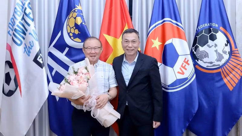 Le président de la VFF, Tran Quoc Tuan (a droite) et Park Hang Seo, nouveau vice-président de la Fédération sud-coréenne de football. Photo : NDEL.