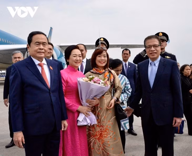 Le président de l’Assemblée nationale Trân Thanh Mân (à gauche) et sa délégation à l'aéroport international d'I. karimov de Tachkent. Photo : VOV.