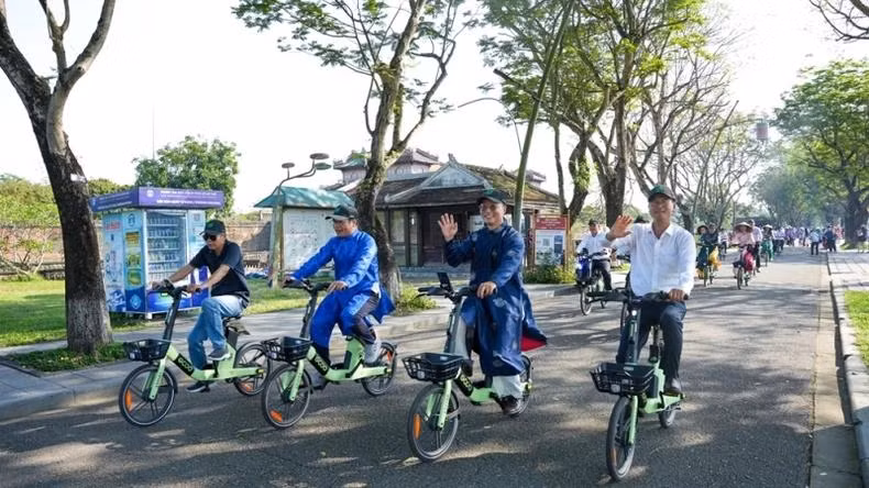 Après la cérémonie de remise des dons, les délégués ont participé avec enthousiasme à une campagne cycliste communautaire intitulée « Huê - Pionnière du tourisme vert et du patrimoine et ville cyclable ». Photo : NDEL Après la cérémonie de remise des dons, les délégués ont participé avec enthousiasme à une campagne cycliste communautaire intitulée « Huê - Pionnière du tourisme vert et du patrimoine et ville cyclable ». Photo : NDEL