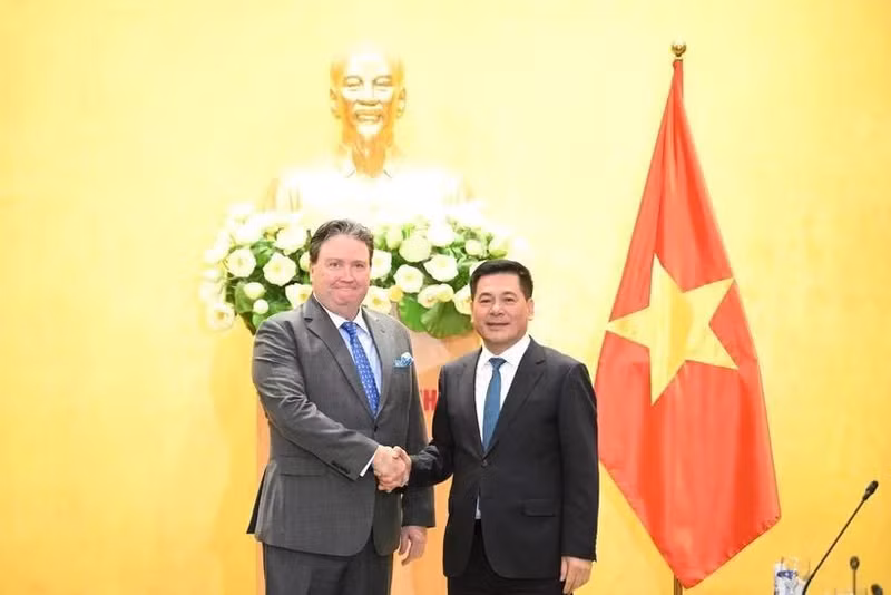 Le ministre vietnamien de l'Industrie et du Commerce, Nguyen Hong Dien et l'ambassadeur des États-Unis au Vietnam, Marc E. Knapper (gauche). Photo : VNA