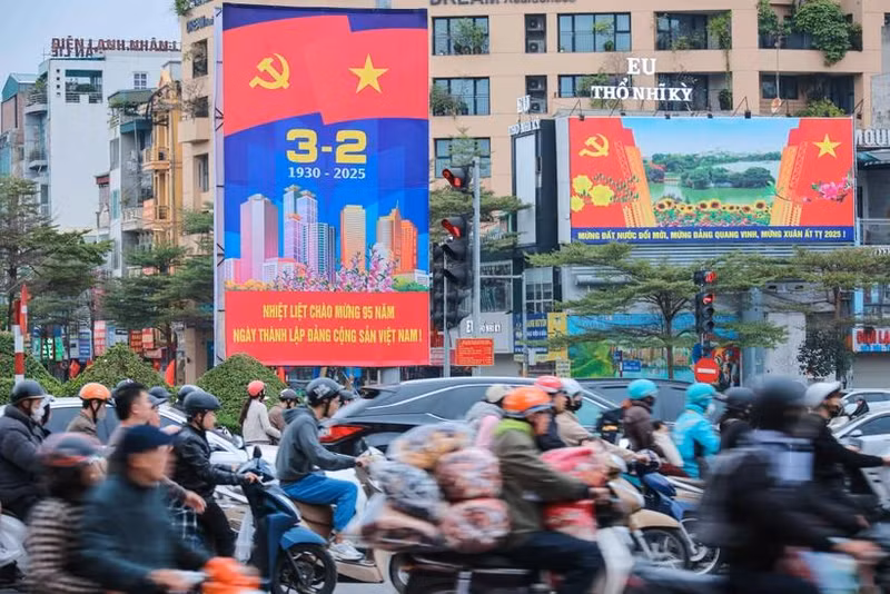 À l’occasion du 95ᵉ anniversaire de la fondation du Parti communiste du Vietnam (3 février 1930 - 3 février 2025), Hanoï est ornée de nombreuses affiches et panneaux de grande taille. Photo: VNA