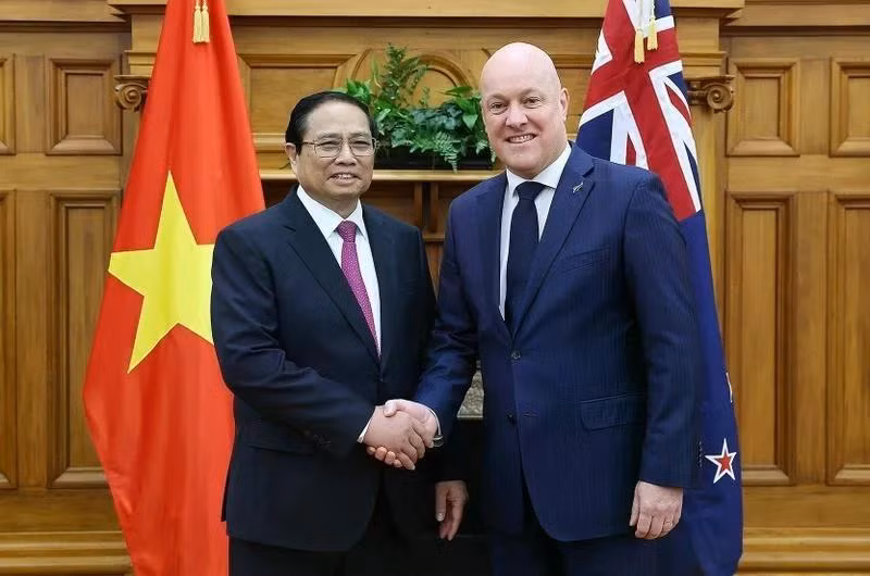 Le Premier ministre de Nouvelle-Zélande Christopher Luxon (droite) et son homologue du Vietnam Pham Minh Chinh. Photo : VNA.