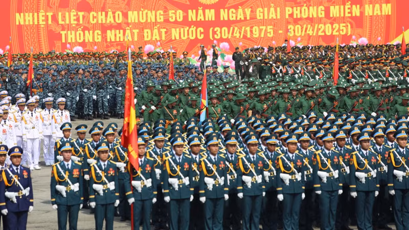 Plus de 13 000 officiers et soldats des forces armées lors d'une séance d'entraînement des 36 blocs de forces armées participant au défilé célébrant le 50e anniversaire de la Libération du Sud et de la Réunification nationale (30 avril 1975 - 30 avril 2025), le 16 avril 2025 à l'aéroport de Bien Hoa (Dong Nai, au Sud). Photo : NDEL.