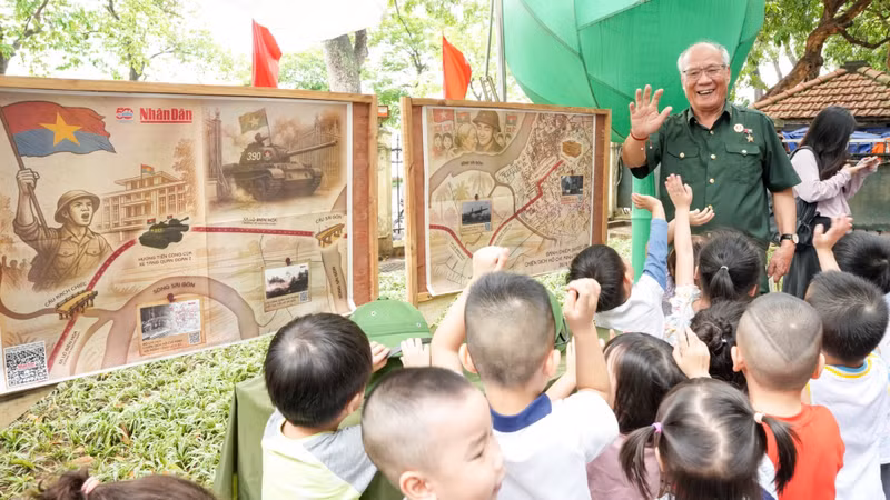 Les enfants sont ravis de rencontrer le vétéran qui a participé directement aux batailles pour obtenir l’indépendance de la Patrie vietnamienne.