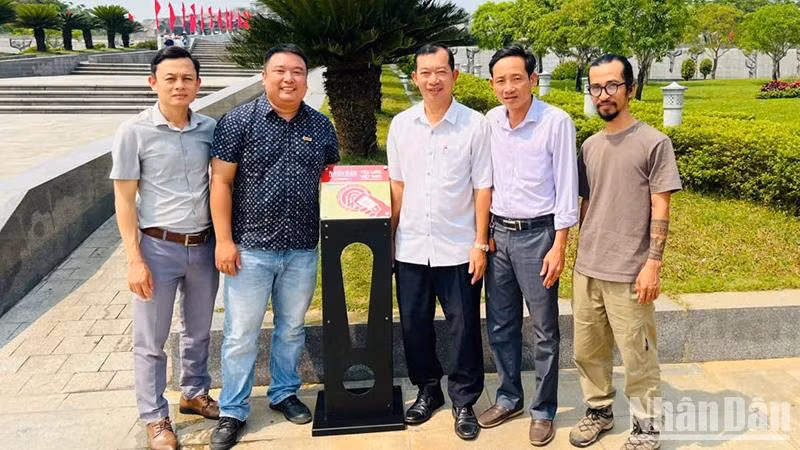 Le panneau muni de puces NFC au monument « La Mère Héroïne vietnamienne ». Photo : NDEL.
