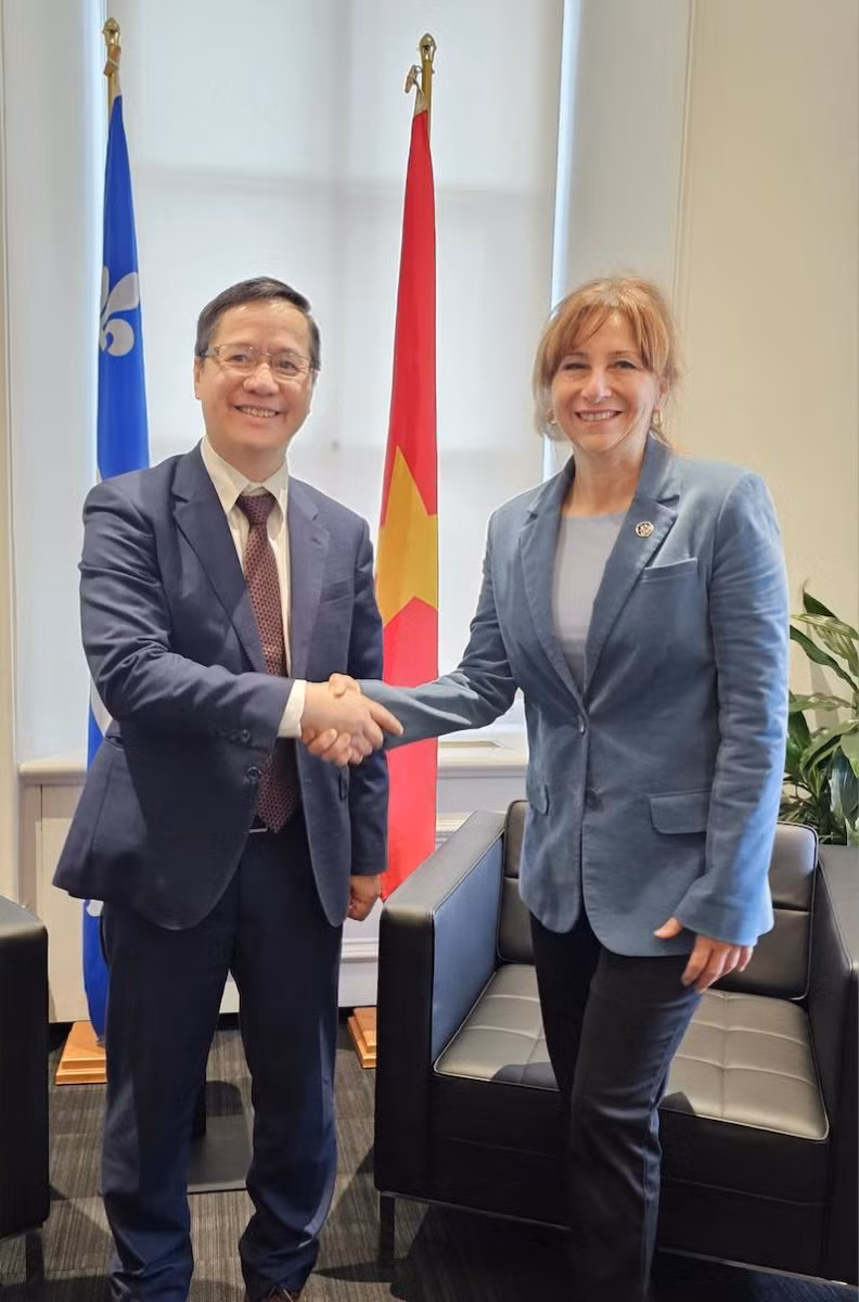 L’ambassadeur du Vietnam au Canada Pham Vinh Quang et la ministre des Relations internationales et de la Francophonie du Québec, Martine Biron. Photo : VNA.