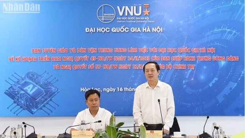 Huynh Thanh Dat, membre du Comité central du Parti, chef adjoint de la Commission centrale de propagande et de mobilisation de masse, prend la parole lors de la séance de travail avec les dirigeants de l'Université nationale de Hanoi. Photo : NDEL.