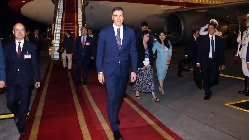 Le Premier ministre espagnol Pedro Sanchez est arrivé lundi soir 8 avril à Hanoi, entamant sa visite officielle au Vietnam du 8 au 10 avril. Photo : NDEL.