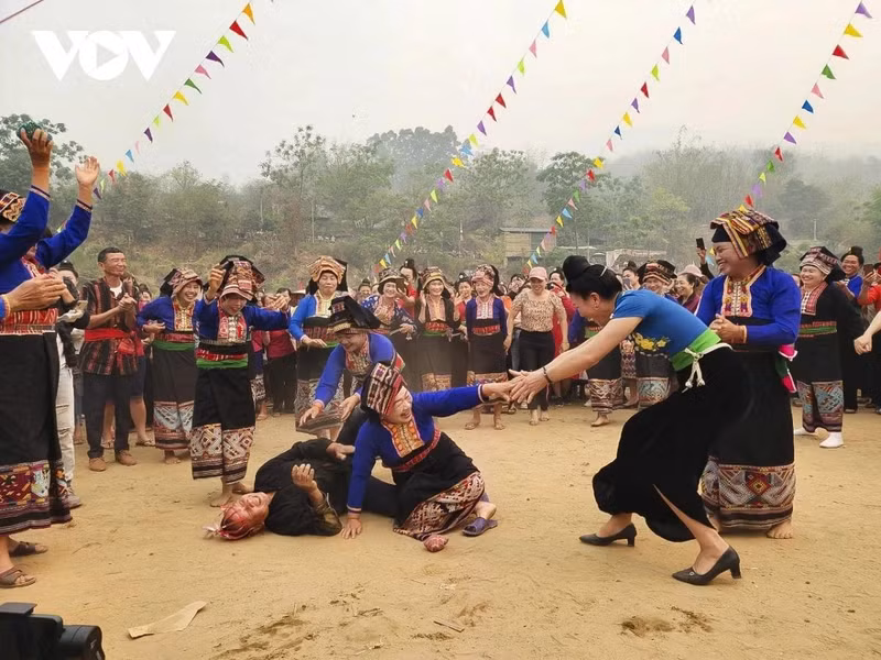 L'atmosphère du festival se poursuit également avec des jeux folkloriques uniques tels que : « La tortue fait éclore des œufs », « Le tigre bondit sur les cochons » ... Tout le monde se joint à la danse, au chant, à la dégustation de plats traditionnels à l'identité riche, créant ainsi une image culturelle vivante, proche et riche.