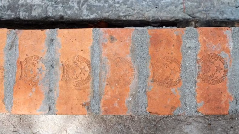 Lors de la construction, l'emblème national sur les briques a toujours été conservé.