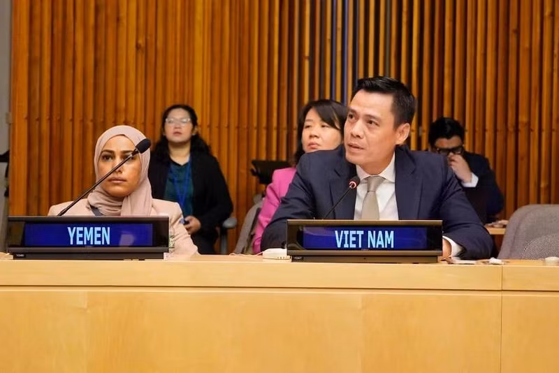 L'ambassadeur Dang Hoang Giang, représentant permanent du Vietnam auprès de l'ONU, prend la parole lors du dialogue. Photo : VNA