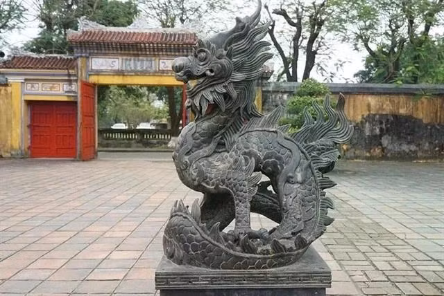 Statue de dragon de la période de l’empereur Thiệu Trị (1841-1847) placée devant le théâtre Duyệt Thị Đường, dans la Cité impériale de Huê. Photo : VNA.