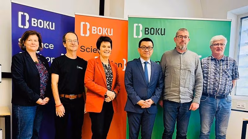 L'ambassadeur Vu Le Thai Hoang et des responsables de l'université BOKU de Vienne. Photo : NDEL