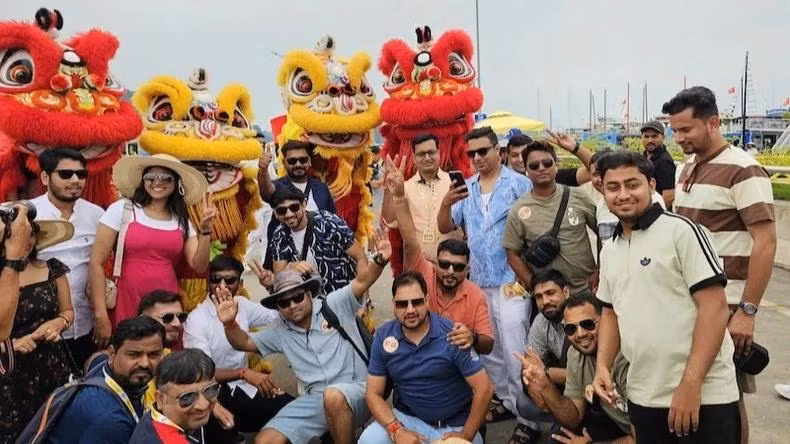 Des touristes indiens prennent des photos souvenirs avant d'embarquer sur un bateau pour visiter la baie d'Ha Long. Photo : NDEL.
