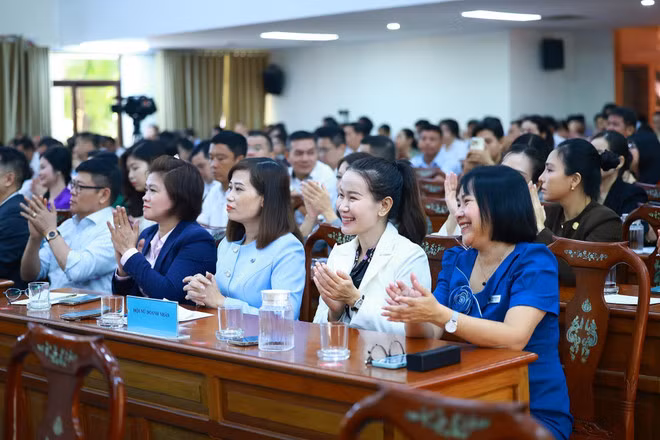 ors de la rencontre, les électeurs de Cân Tho ont exprimé de nombreuses opinions et recommandations portant sur des questions d’actualité brûlantes telles que l’adaptation à la nouvelle politique tarifaire des États-Unis, le développement de logements sociaux, la gestion du marché des bijoux, notamment de l’or… Photo : VNA
