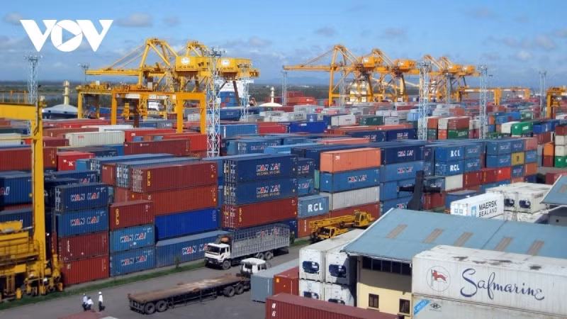 Fin avril 2025, plus de 17 000 navires étrangers ont fait escale dans le système portuaire vietnamien, soit une augmentation de 7 %. Photo : VOV.