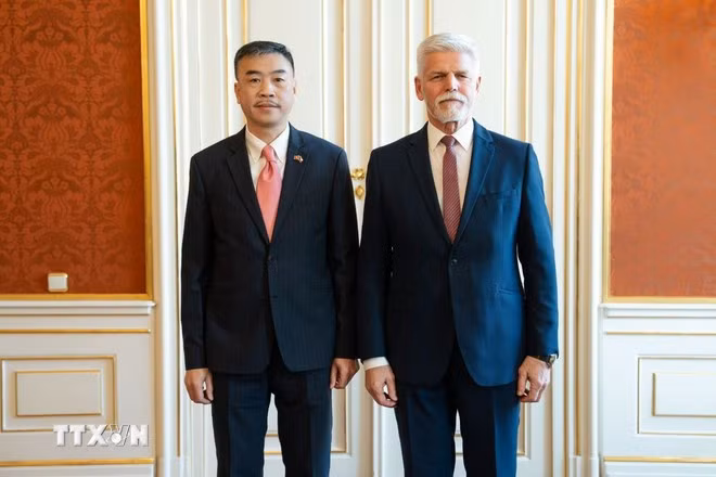 L'ambassadeur Duong Hoai Nam (gauche) et le président tchèque Petr Pavel. Photo : VNA