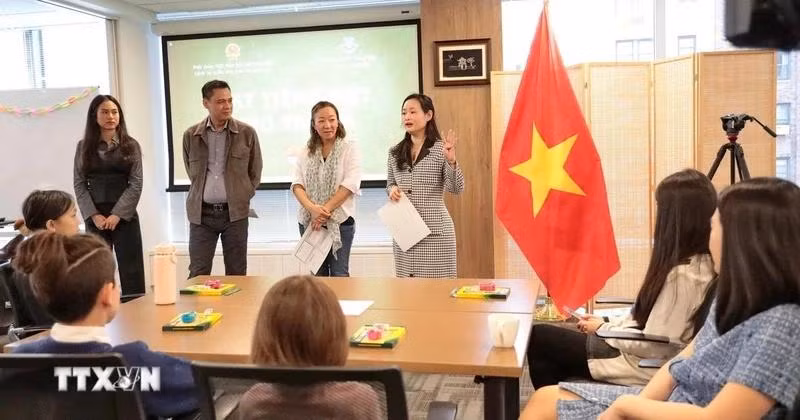 Nguyen Phuong Chung, professeure au département de langues de l'Université Columbia (à droite), prend la parole lors de la cérémonie d'ouverture du cours. Photo : NDEL.