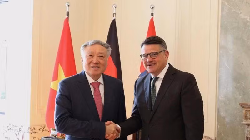 Le vice-Premier ministre permanent vietnamien Nguyên Hoa Binh (gauche) et le ministre-président du Land de Hesse, Boris Rhein. Photo : NDEL.