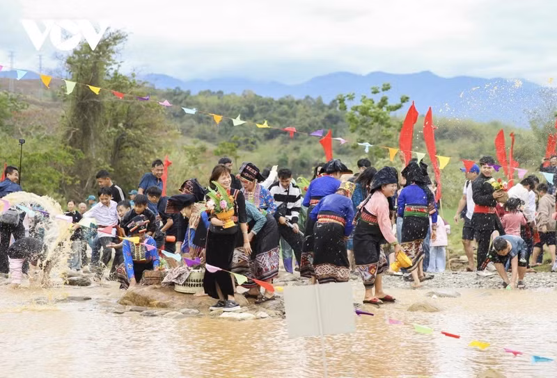 Le moment le plus attendu - la cérémonie d’éclaboussures d’eau pour porter chance - s’est déroulé dans une atmosphère excitante et jubilatoire. Les gens s'aspergent d'eau les uns les autres pour souhaiter une nouvelle année paisible, pour dissiper la malchance et pour apporter chance et fortune à tout le monde.