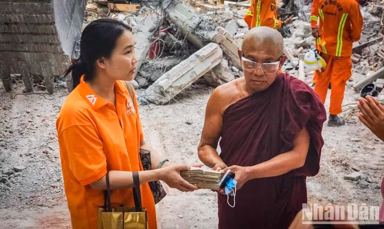Mme Chu Thi Nguyet offre des cadeaux et de l'argent aux moines et aux personnes touchées par le tremblement de terre à Sagaing, la localité la plus gravement dévastée. Photo : NDEL. Mme Chu Thi Nguyet offre des cadeaux et de l'argent aux moines et aux personnes touchées par le tremblement de terre à Sagaing, la localité la plus gravement dévastée. Photo : NDEL.