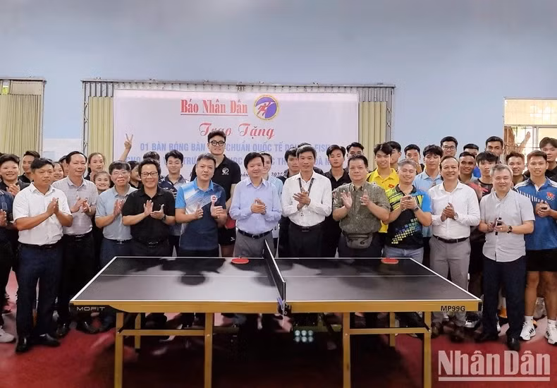 Le comité d’organisation du tournoi, le sponsor Mofit et la Société par actions de culture et d’apprentissage du Vietnam posent pour une photo souvenir avec la direction et le corps enseignant de l’Université d’éducation physique et sportive de Da Nang. Photo : NDEL