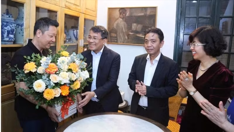 Le vice-ministre permanent des Affaires étrangères, Nguyen Minh Vu, président du Comité national du Vietnam pour l'UNESCO, a rendu visite au professeur et chef d'orchestre Le Phi Phi, fils du regretté musicien Hoang Van, et l'a félicité à l'occasion de l'inscription officielle de la collection Hoang Van au Registre Mémoire du monde de l'UNESCO. Photo : VNA.