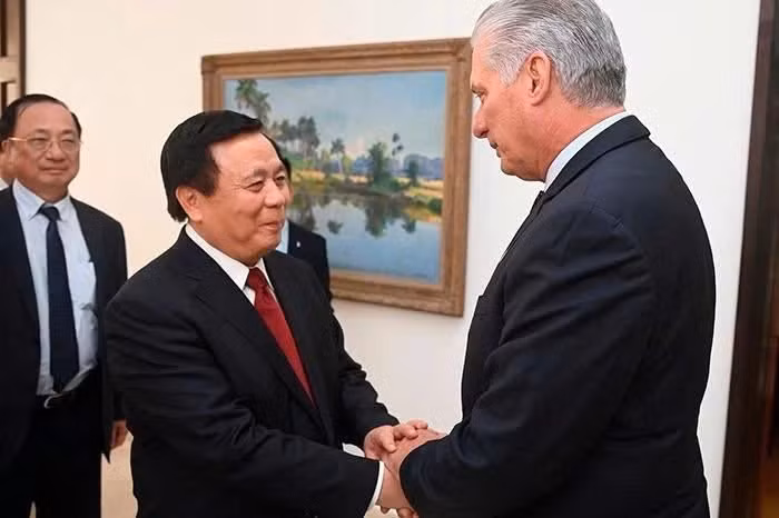 Le président cubain Miguel Díaz-Canel Bermúdez reçoit le directeur de l’Académie nationale de politique Ho Chi Minh Nguyen Xuan Thang. Photo : Ambassade du Vietnam à Cuba.