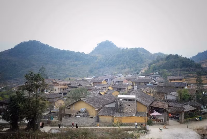 Lô Lô Chai, un village de la commune de Lung Cu, district de Dông Van, province de Hà Giang, préserve de nombreux traits culturels traditionnels, notamment à travers ses maisons «trinh tuong» (maison aux murs de terre et au toit de chaume) qui se transmettent de génération en génération. Photo : Giang Trịnh.