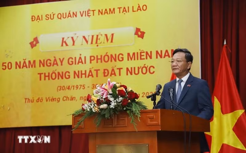 L'ambassadeur du Vietnam au Laos Nguyên Minh Tâm s'exprime à la cérémonie commémorative du 50e anniversaire de la Libération du Sud et de la Réunification nationale à Vientiane. Photo: VNA
