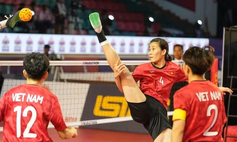 Les joueuses vietnamiennes remportent la médaille d’or de la Coupe du monde de sepak takraw dans la catégorie quadrant féminin le 21 mars en Inde. Photo : ISTAF.