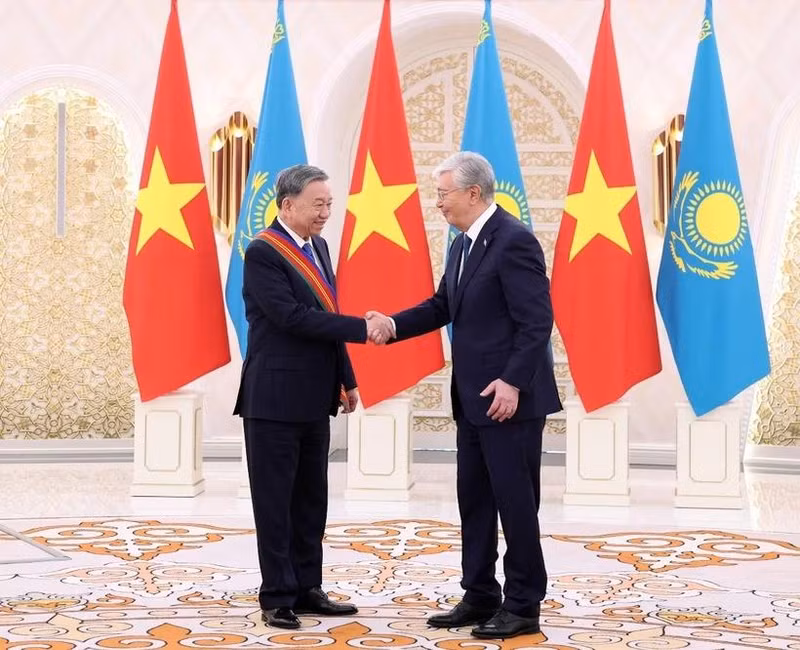 Le président du Kazakhstan, Kassym-Jomart Tokaïev (droite), et le secrétaire général du Parti communiste du Vietnam (PCV), To Lam. Photo : VNA.