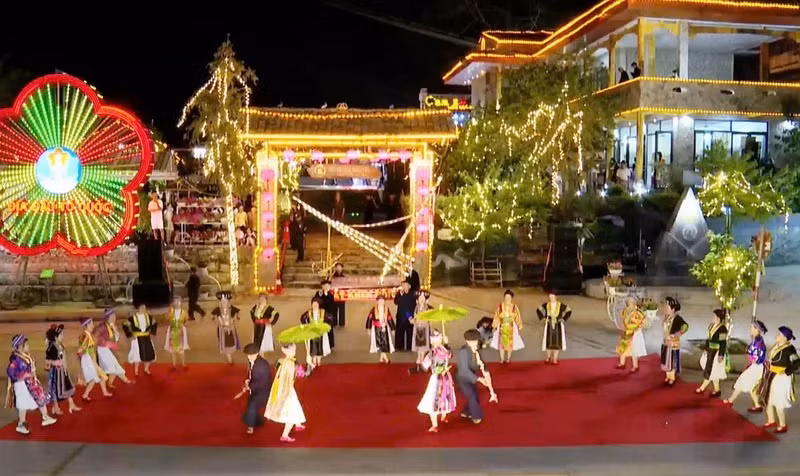 Le festival du khèn des H’Mông s’est ouvert dans la soirée du 24 avril au bourg de Đồng Văn, district de Dông Van (province de Hà Giang). Photo : NDEL.