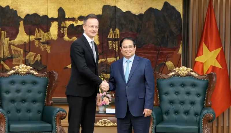 Le Premier ministre vietnamien Pham Minh Chinh (à droite) reçoit le ministre hongrois des Affaires étrangères et de l’Économie extérieure, Szijjarto Peter, lors de sa visite au Vietnam le 19 mars. Photo: Thanh Long.