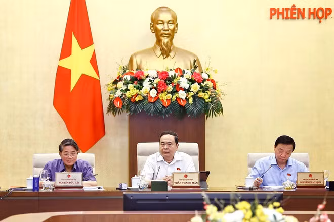 Le président de l'Assemblée nationale Tran Thanh Man préside la séance de travail. Photo : VNA.
