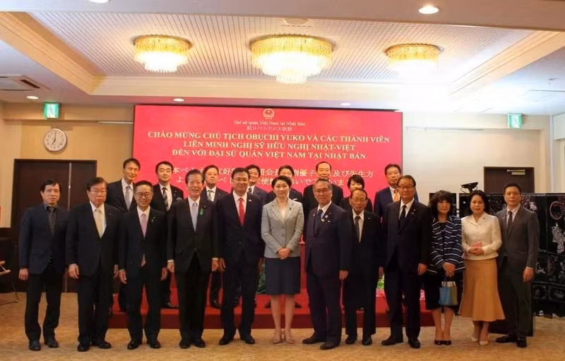 Des représentants de l’ambassade du Vietnam au Japon et une délégation de l’Alliance parlementaire d’amitié Japon-Vietnam posent pour une photo de groupe. Photo : VNA