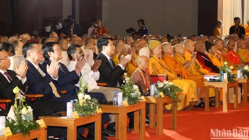 Le président vietnamien Luong Cuong et les délégués à la cérémonie d'ouverture de la Journée du Vesak des Nations Unies 2025. Photo : NDEL