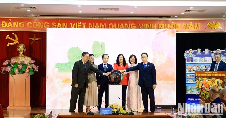 Les participants inaugurent officiellement le programme "Tiếng Việt diệu kỳ", une initiative conjointe de VTV4 et de la Maison d’édition de l’éducation du Vietnam, visant à soutenir l’apprentissage du vietnamien pour les jeunes Vietnamiens vivant à l’étranger. Photo : NDEL.
