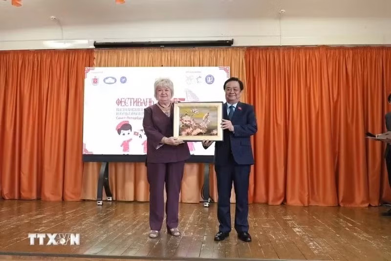 Le vice-président de l’Assemblée nationale vietnamienne, Le Minh Hoan, remet un cadeau au lycée 488 de la ville de Saint-Pétersbourg. Photo : VNA.