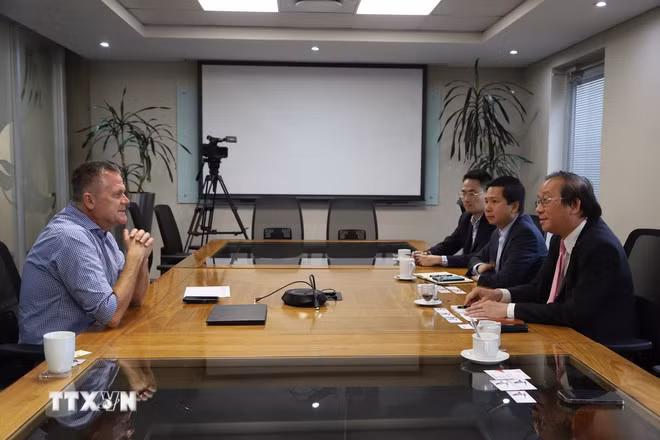 La délégation du ministère de l'Industrie et du Commerce du Vietnam travaille avec des représentants d'Airlink Airlines, Afrique du Sud. Photo : VNA