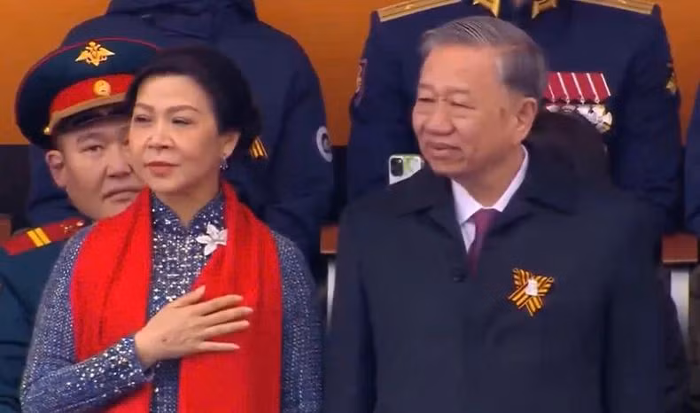 Le secrétaire général du Parti communiste du Vietnam (PCV) To Lam, accompagné de son épouse, suit avec attention le passage de la délégation vietnamienne devant la tribune. Photo : Capture d’écran.
