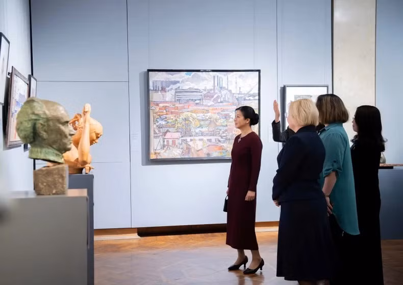 Madame Ngo Phuong Ly au Musée national du Bélarus. Photo : NDEL.