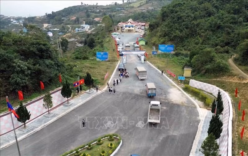 Un convoi vietnamien sort par la porte frontière internationale de Song Lap (Vietnam) vers Pa Hang (Laos). Photo : VNA